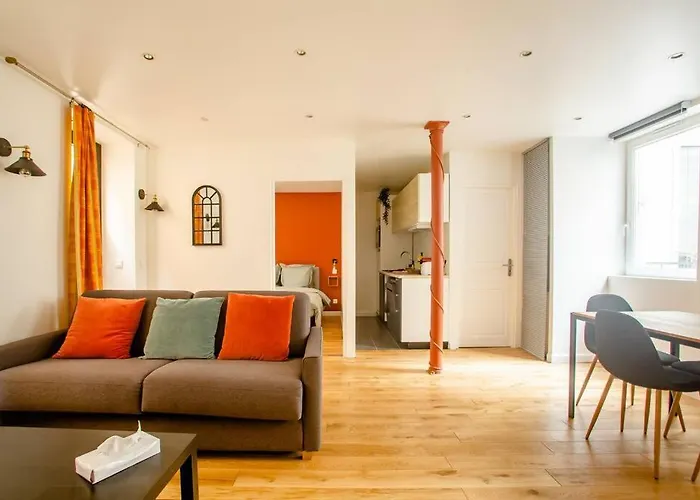 Quiet Apartment, Lively Area,Next To Eiffel Tower.