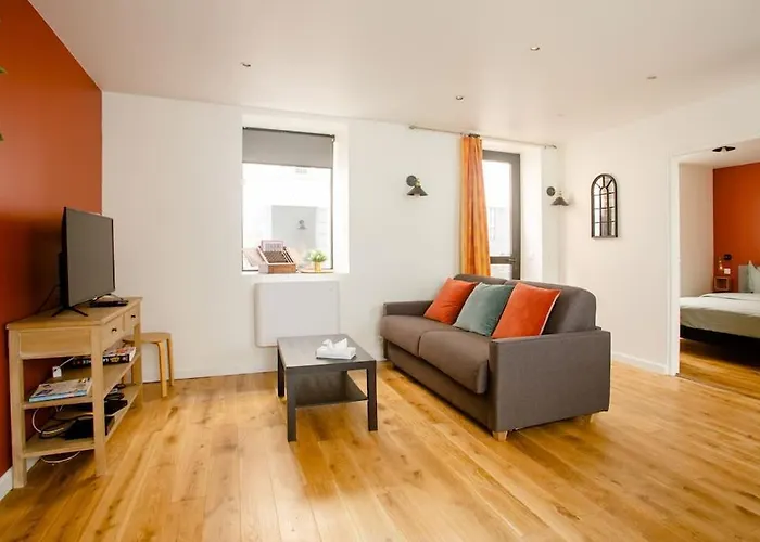Quiet Apartment, Lively Area,Next To Eiffel Tower.